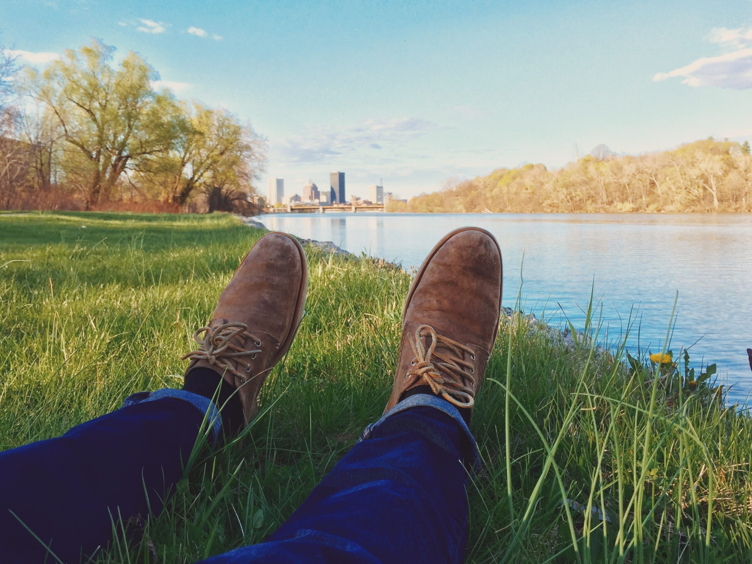 pieds sur le boord de la rivière view